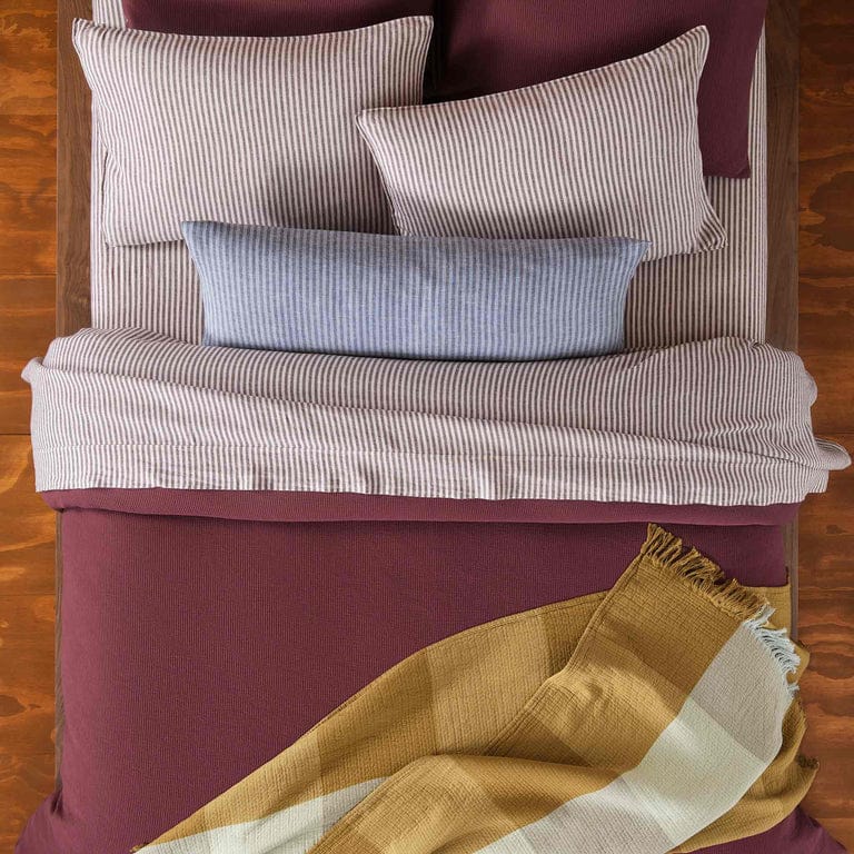 Спальня с недорогими декоративными подушками в Нью-Йорке от Brooklinen